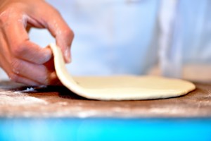 Nærbilde hånd og deig